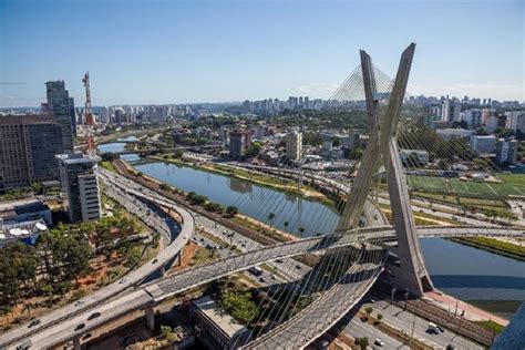  《Metrópole: Uma História da Cidade Brasileira》: 探尋現代巴西都市的靈魂